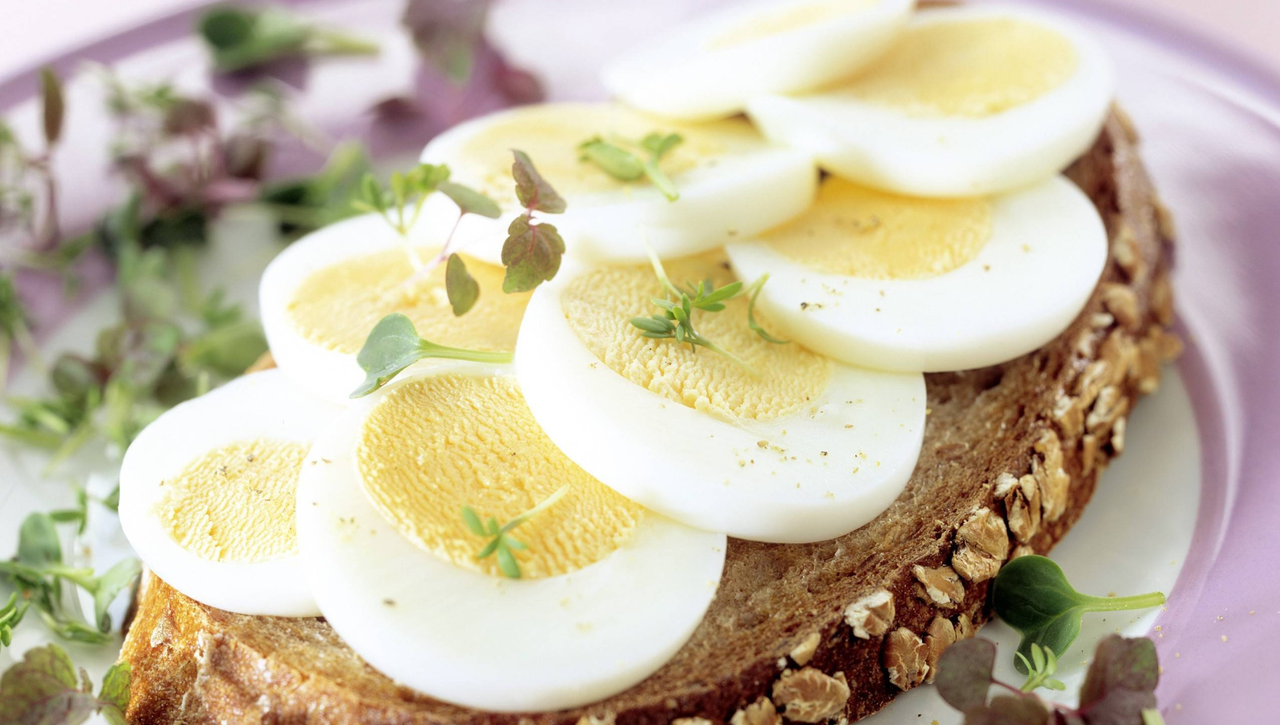 Esto es lo que pasa cuando le añades huevos a tu desayuno