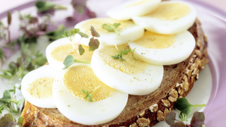 Esto es lo que pasa cuando le añades huevos a tu desayuno