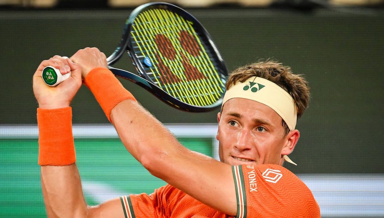 El doble finalista se salva de milagro en Roland Garros y deja solo a Alcaraz