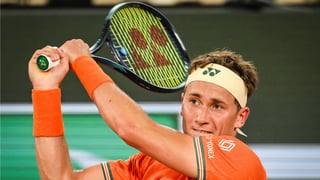 El doble finalista se salva de milagro en Roland Garros y deja solo a Alcaraz