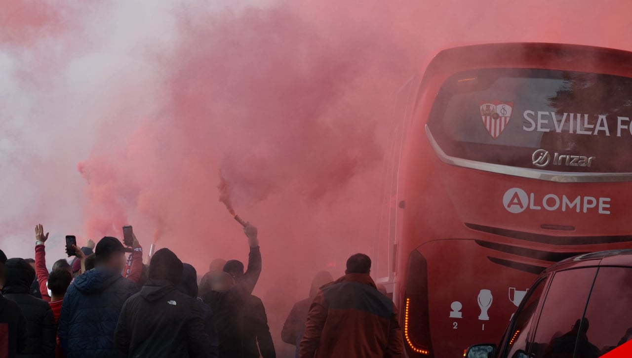 La Federación de Peñas, Biris Norte y Accionistas Unidos se unen contra la venta del Sevilla FC: "Hay que defender 135 años de historia"