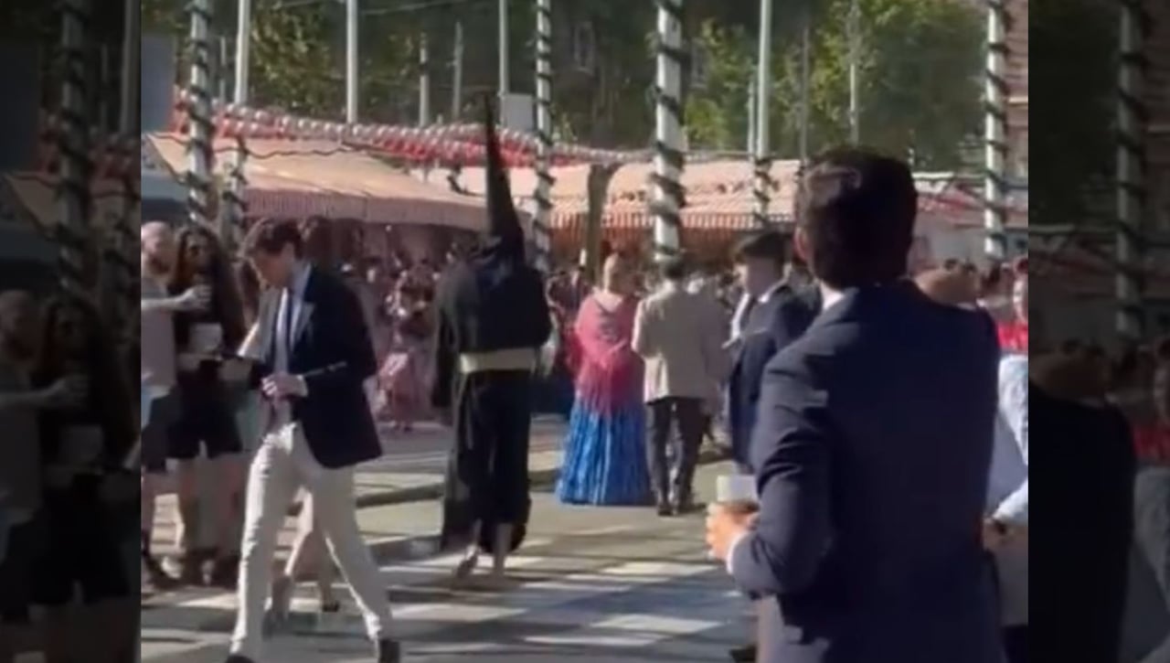 ¡Insólito! Un nazareno se cuela en la Feria de Abril de Sevilla