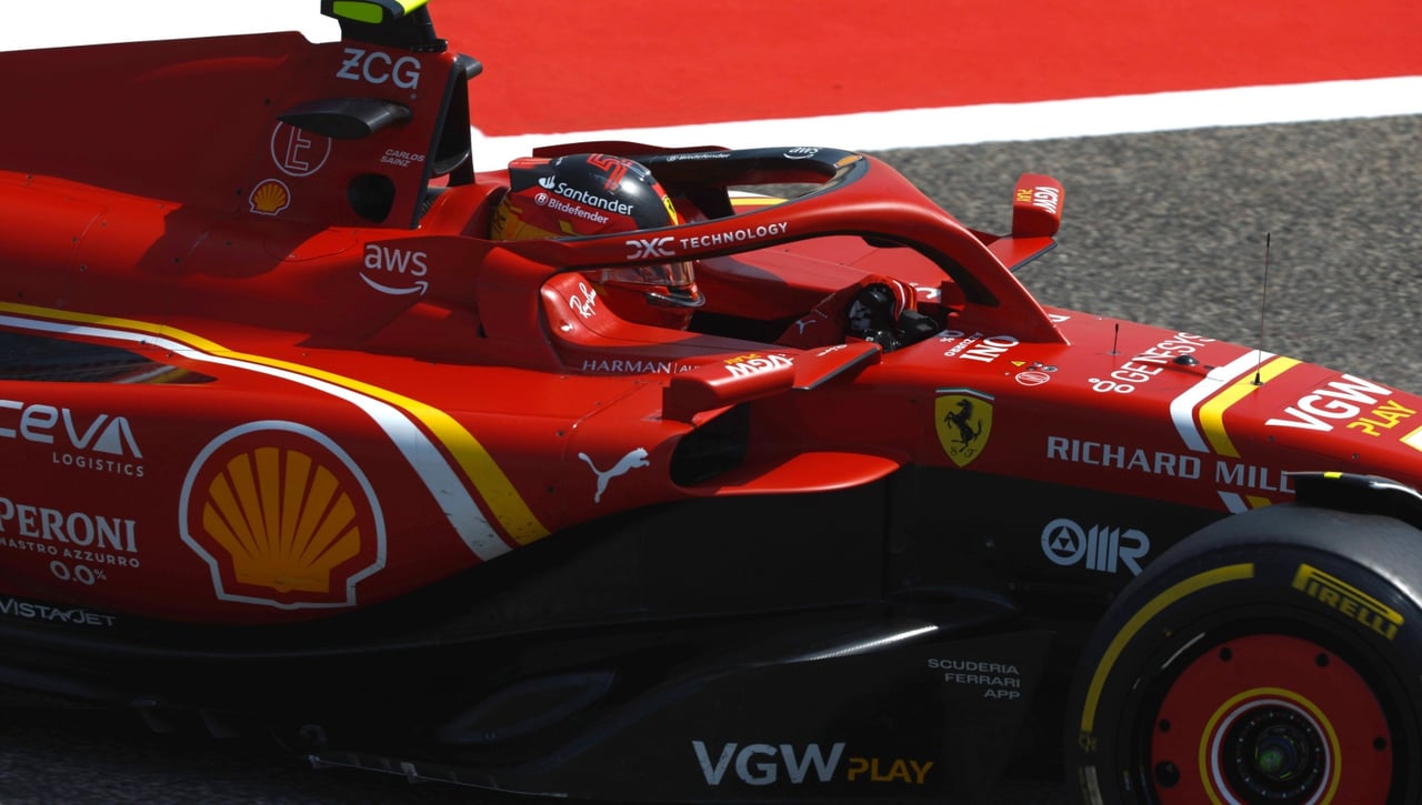 Carlos Sainz golpea a Red Bull y se baja del coche