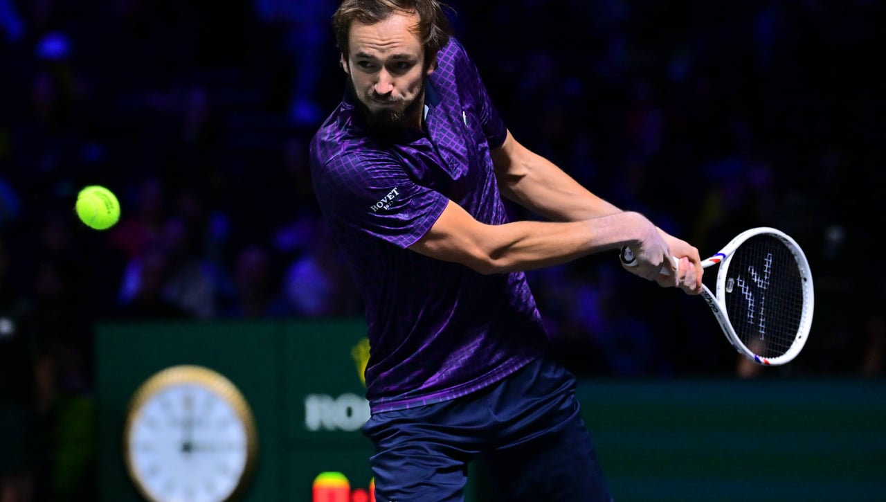 Medvedev avanza en París sin jugar y tiene una oportunidad para las ATP Finals