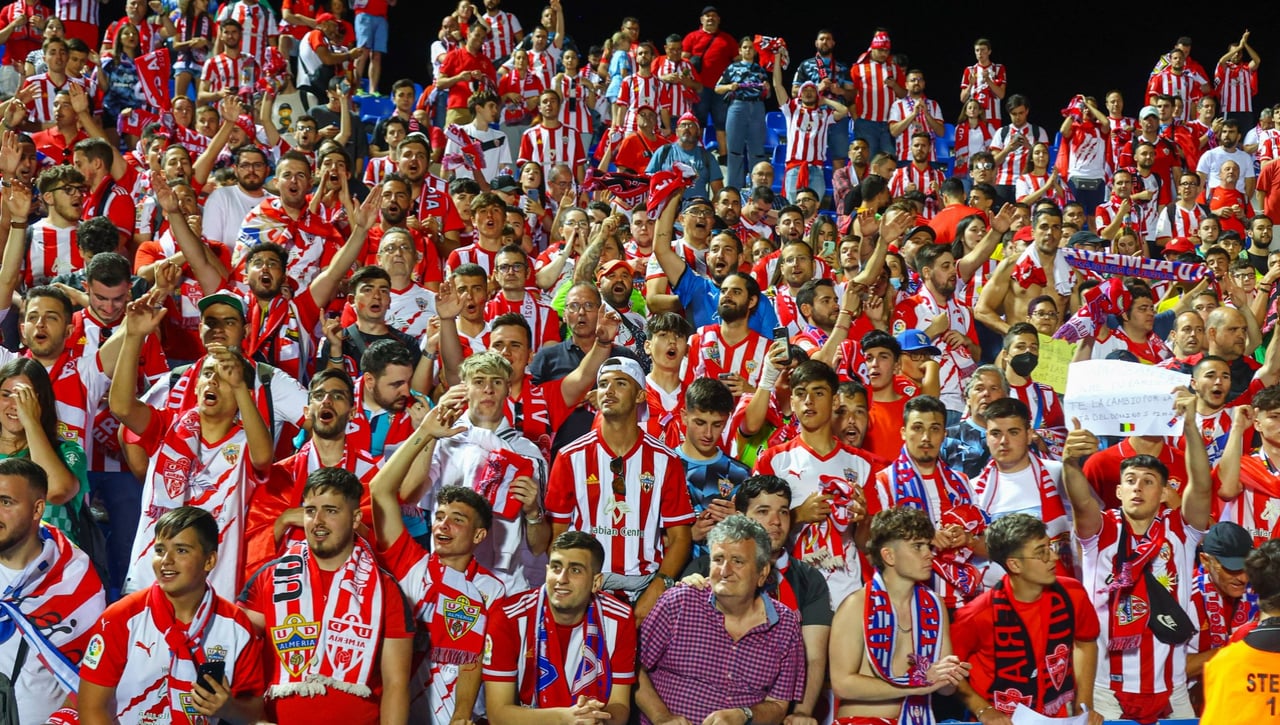 Casi mil personas viajarán a Elche acompañando al Almería
