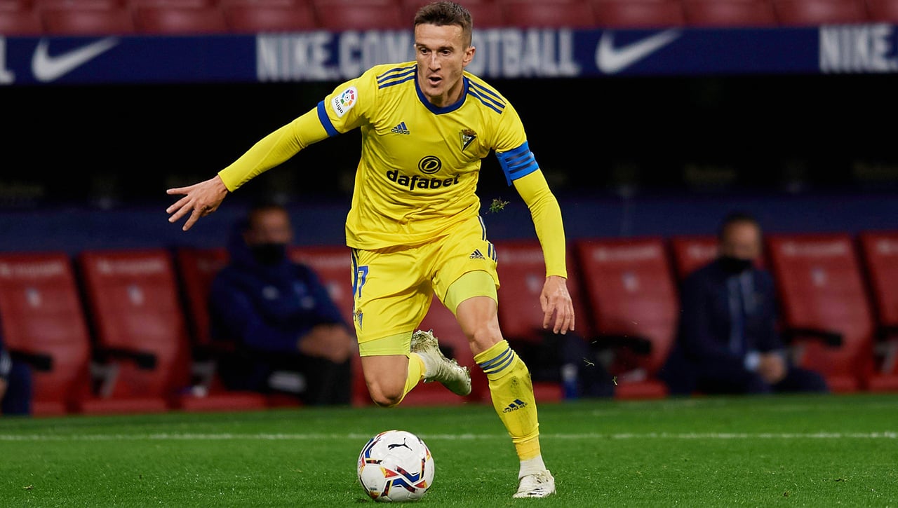 El Cádiz rescinde a Glauder y negocia por Salvi