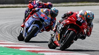 Dani Pedrosa señala a Marc Márquez tras su pelea con Acosta