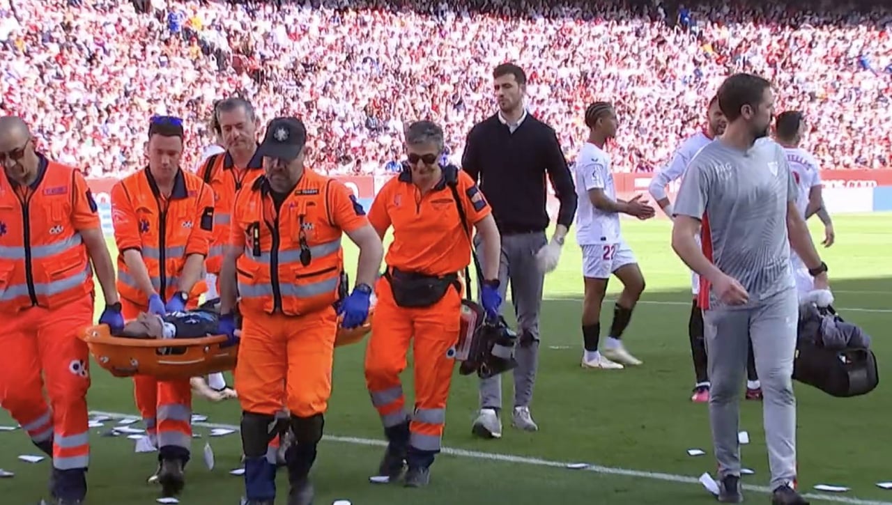 Los lesionados de 'guerra' que deja el choque ante el Almería: Bono, en el hospital