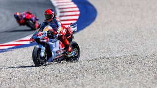 Marc Márquez se sale en la fiesta de Pecco Bagnaia