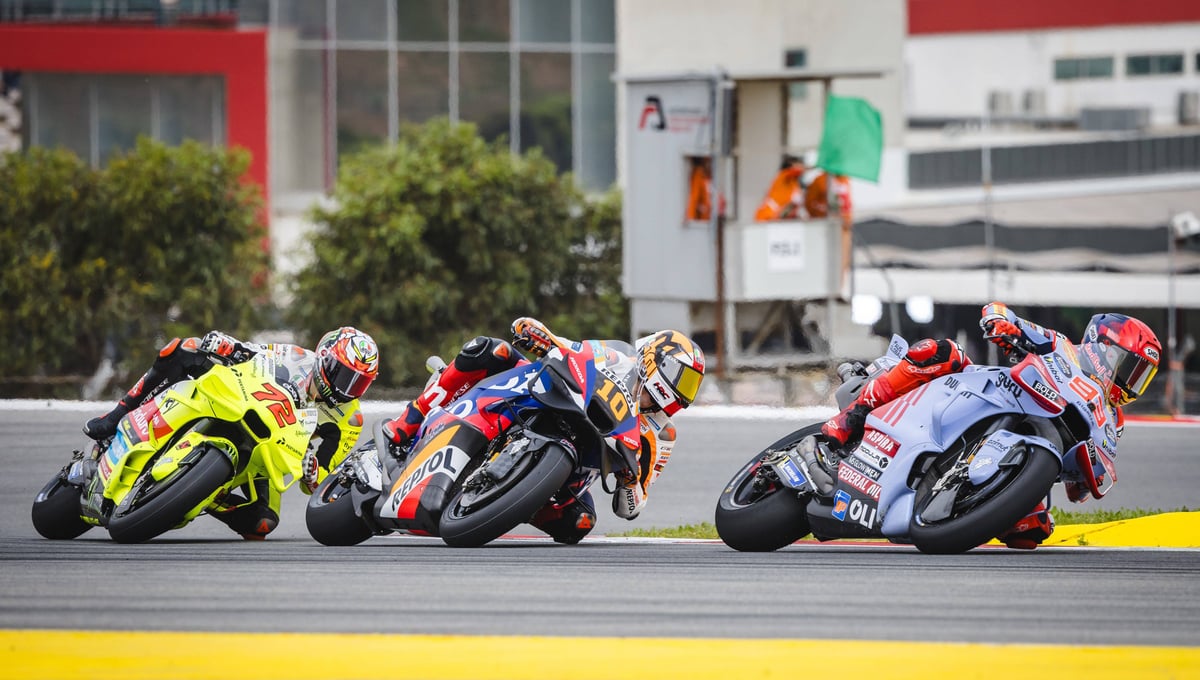 Carga contra su Ducati: "Esta moto funciona al revés"