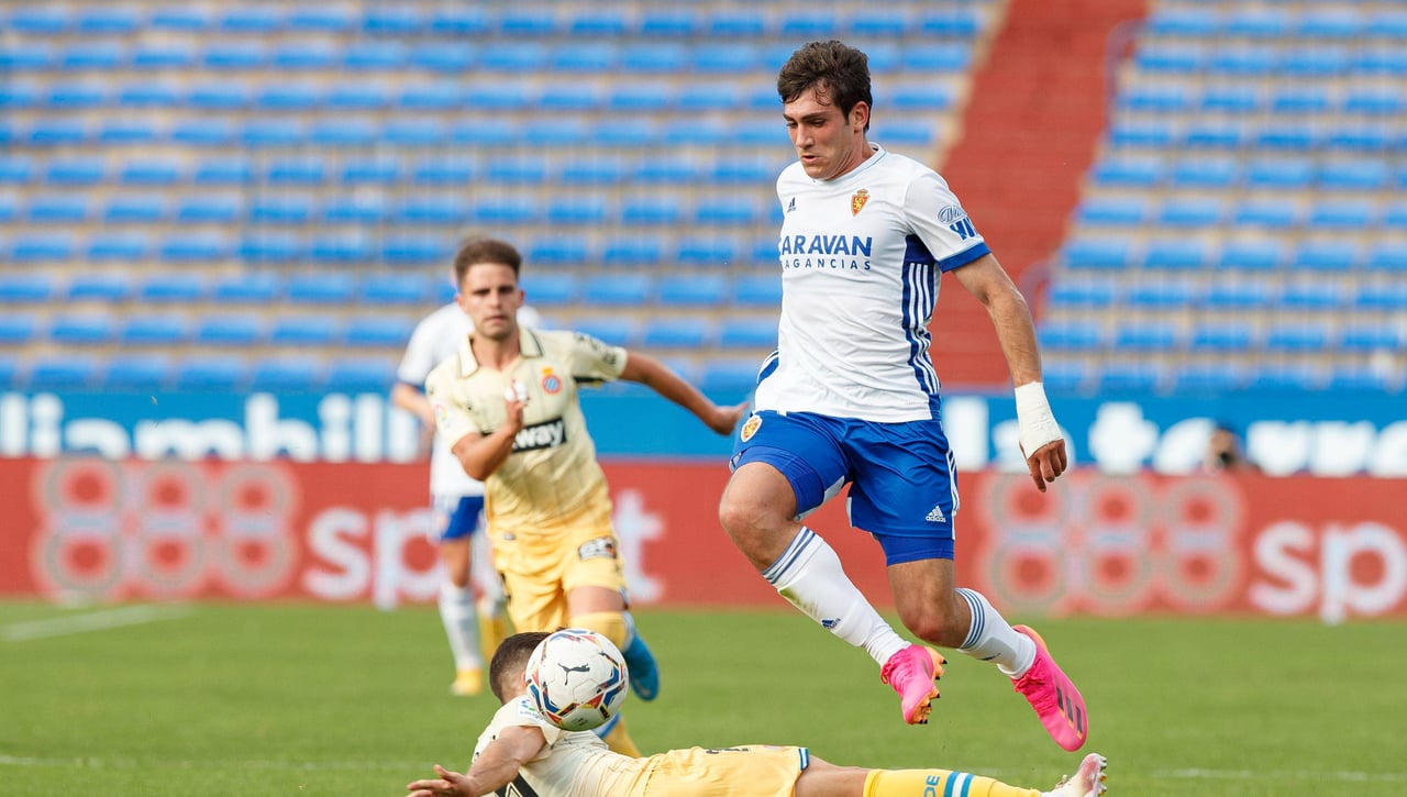 Cesc Fábregas se lleva a Iván Azón 