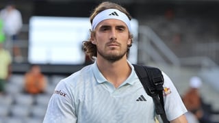 Tsitsipas deja 'tirada' a Badosa en México