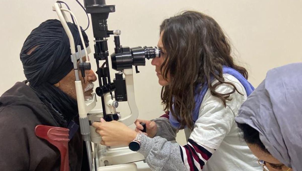 Una oftalmóloga de Quirónsalud Sagrado Corazón realiza cirugías oculares en una misión humanitaria en el Sáhara