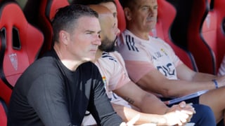 Luis Carrión, entrenador del Oviedo, dolido y autocrítico tras la goleada del Sevilla: “Hoy no fuimos competitivos y ha sido un partido vergonzoso, solo podemos pedir disculpas”