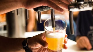 Un madrileño suelta la bomba comparando cómo tiran la cerveza en Madrid y Sevilla