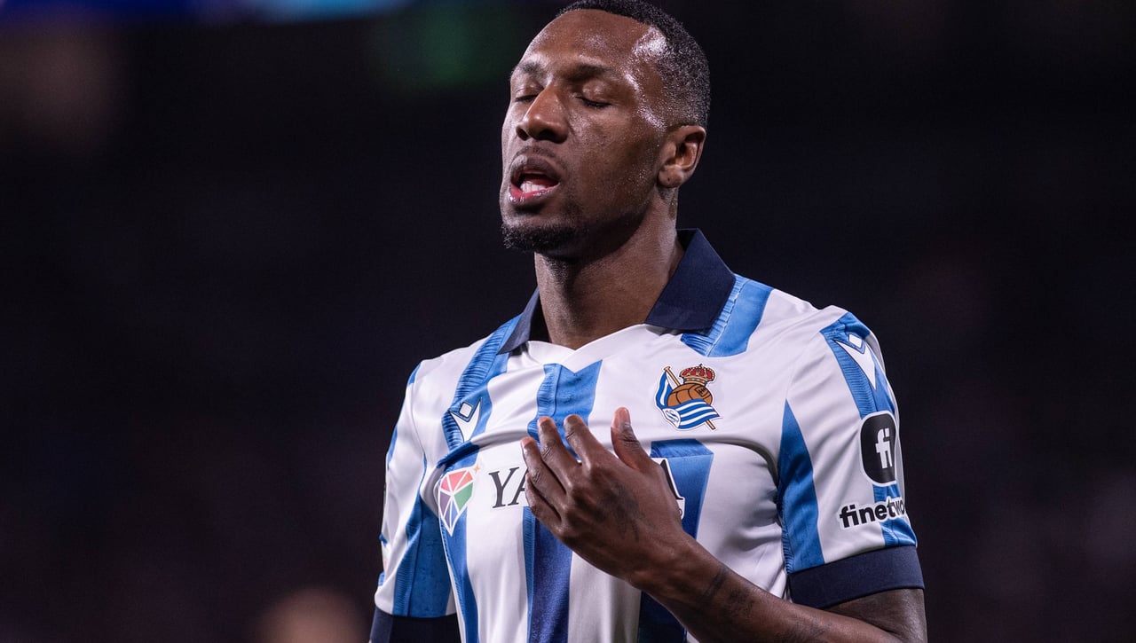 Sheraldo Becker ‘celebra’ el empate con fiesta que acaba en trifulca