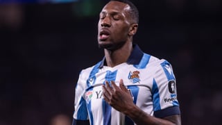 Sheraldo Becker ‘celebra’ el empate con fiesta que acaba en trifulca