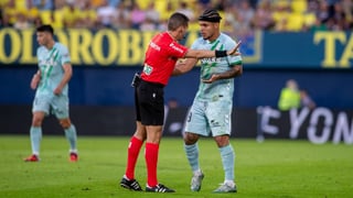 La polémica del Villarreal - Betis: Ruibal salva a Antony de un botellazo y González Fuertes 'pasa' del penalti a Lo Celso