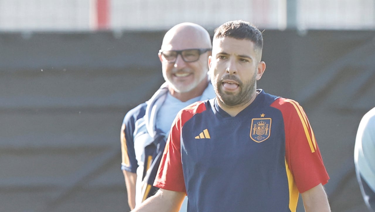 Jordi Alba se baja del barco de Luis de la Fuente