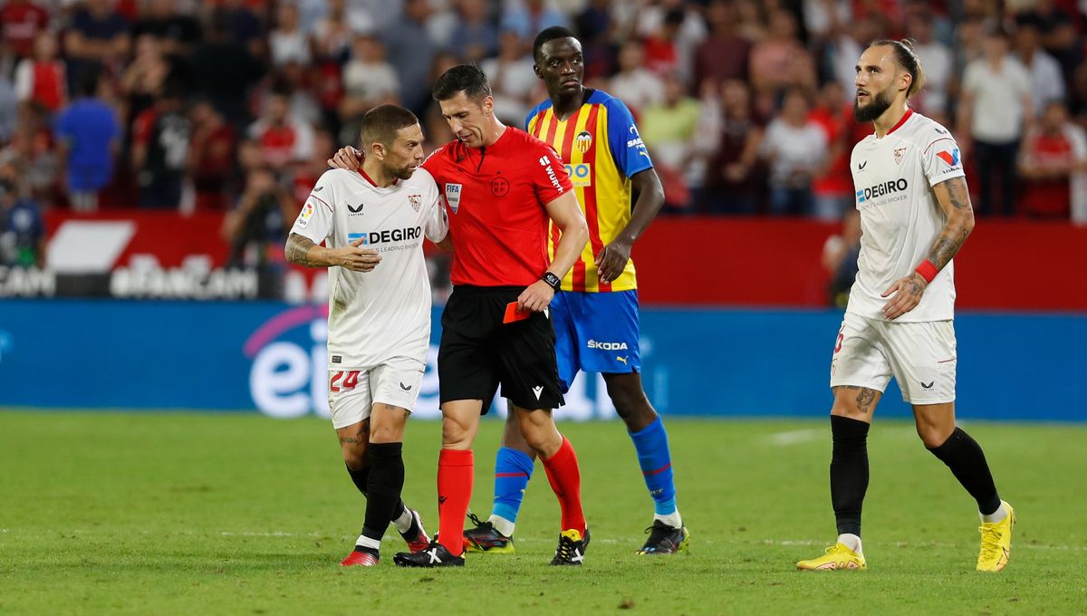 La jugada polémica del Sevilla FC-Valencia sigue coleando: ¿Penalti o fuera de juego?