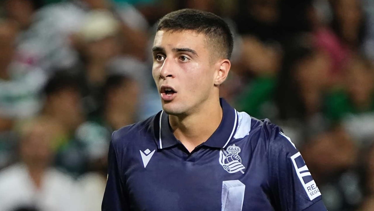 La afición de Racing critica el rendimiento de Karrikaburu, cedido por la Real Sociedad