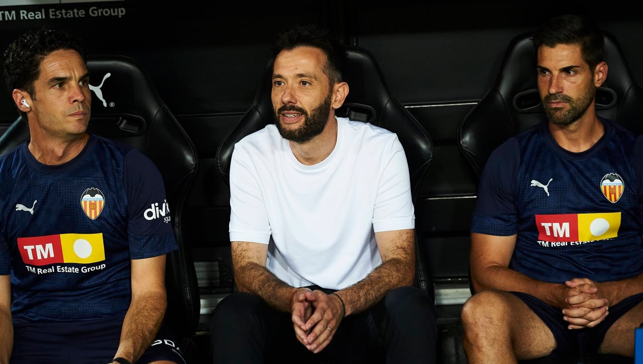 Manzanedo, leyenda del Valencia, zarandea a la dirección deportiva: "El Valencia es un club que tiene que invertir en refuerzos, que tiene que saber vender, pero también comprar"