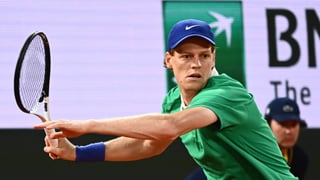 Jannik Sinner escapa de un lío en su estreno parisino