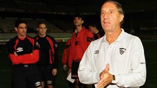Cuando a Bilardo le forraron el vestuario del Sevilla con fotos de Menotti