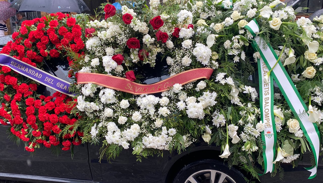 Último adiós a Lopera con Betis y Sevilla unidos y el himno a capela 