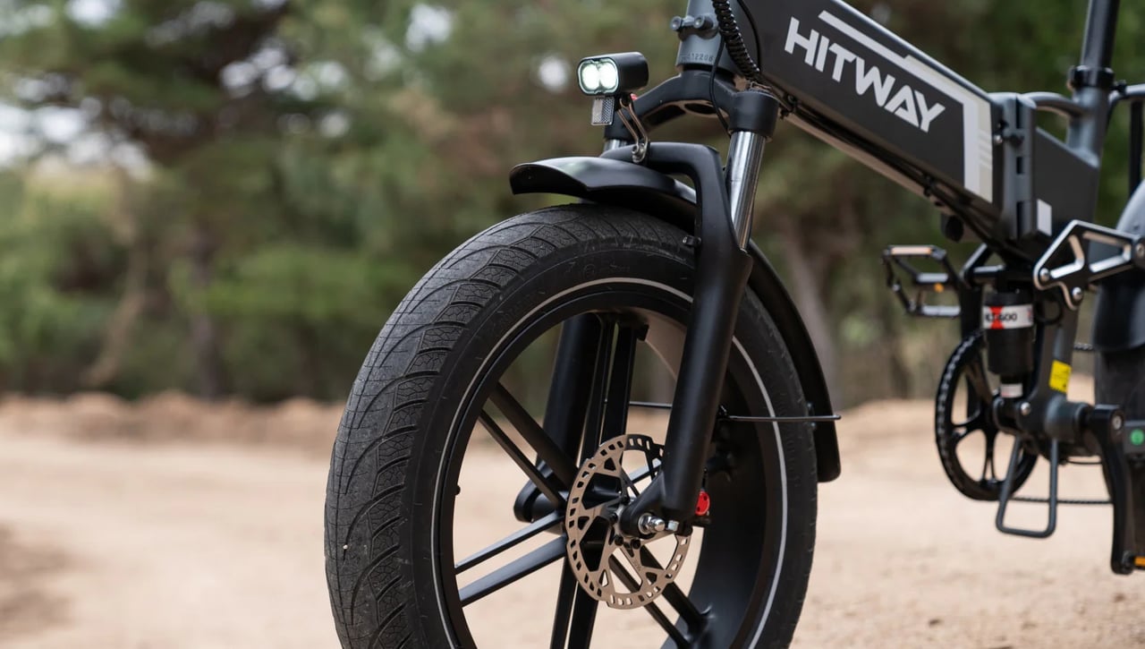 Parecen una bicicleta eléctrica, pero esconden un ciclomotor: la fat bike de Hitway con la que no tendrás problemas con la DGT