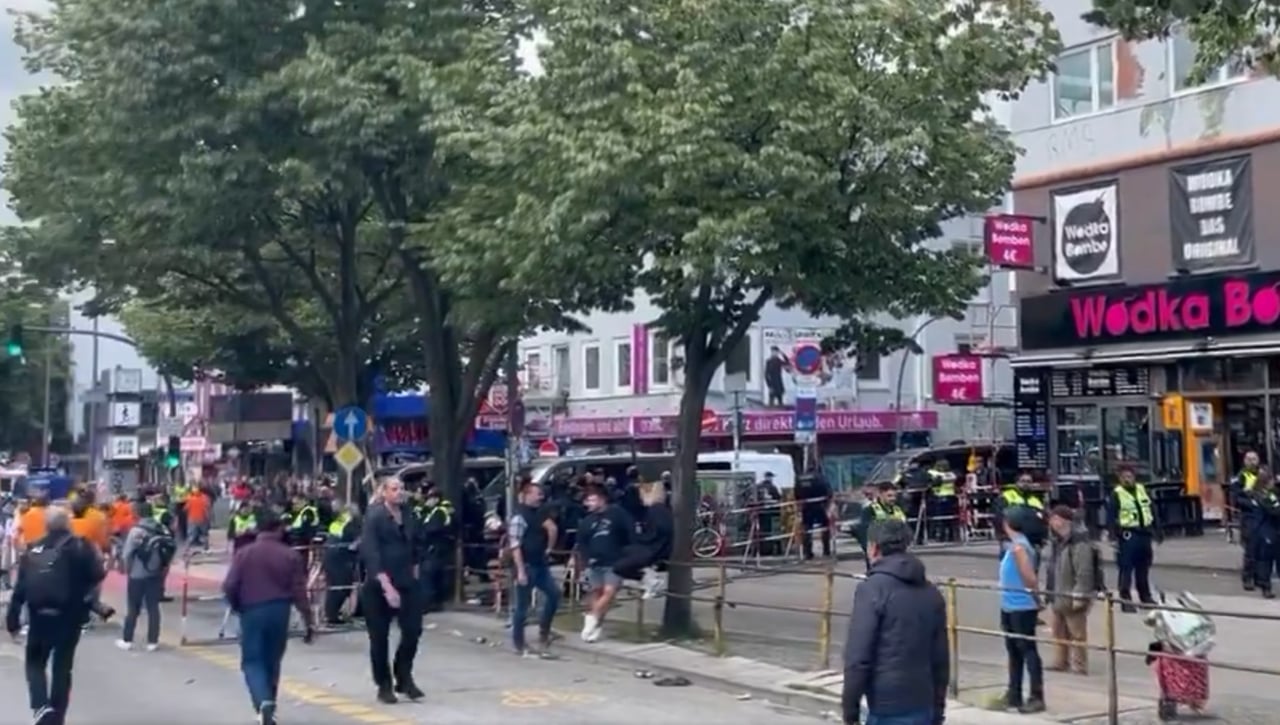 Alarma en la Eurocopa: la policía dispara a un hombre que amenazaba con un hacha en la previa del Polonia - Países Bajos