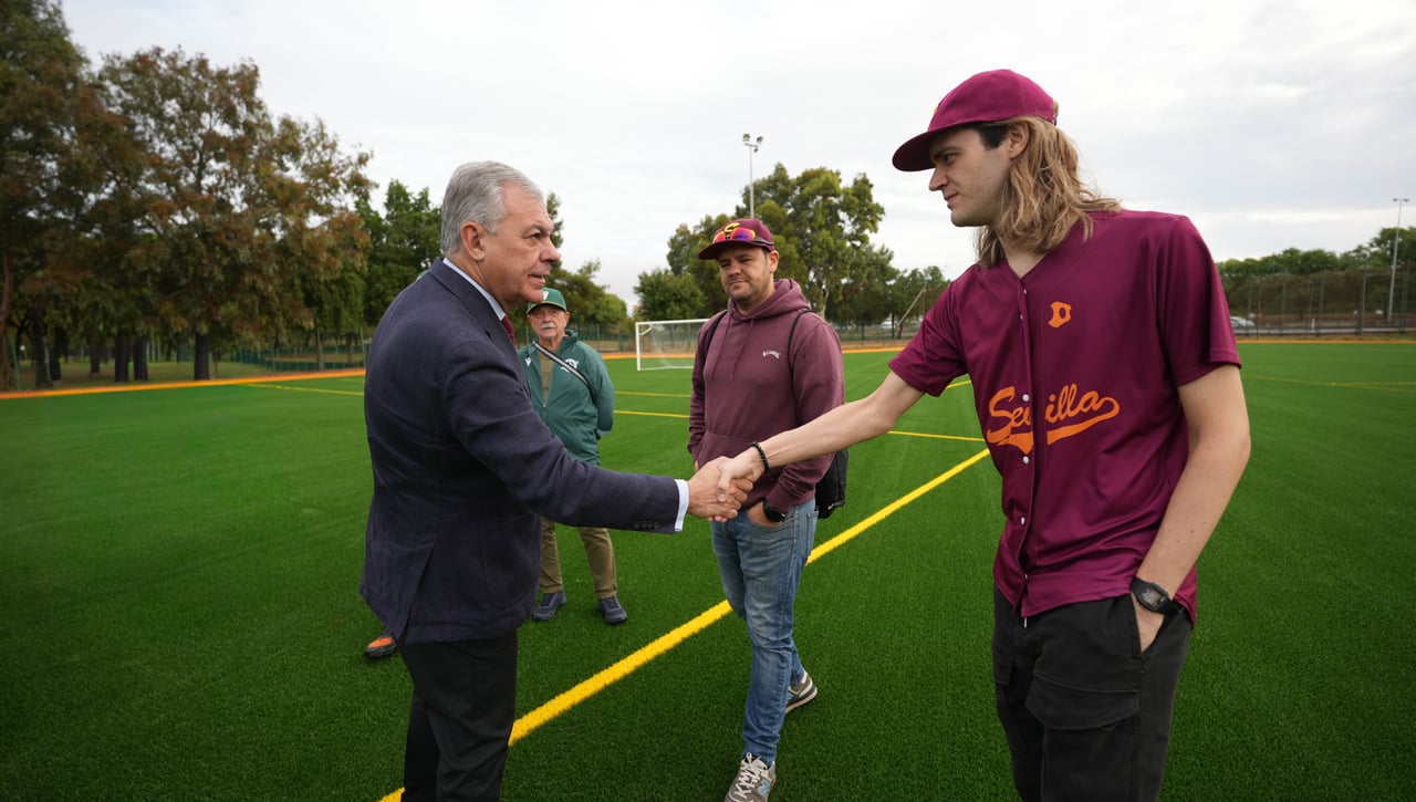 El Ayuntamiento de Sevilla acelera la renovación del césped artificial en sus centros deportivos