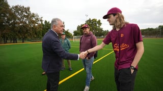 El Ayuntamiento de Sevilla acelera la renovación del césped artificial en sus centros deportivos