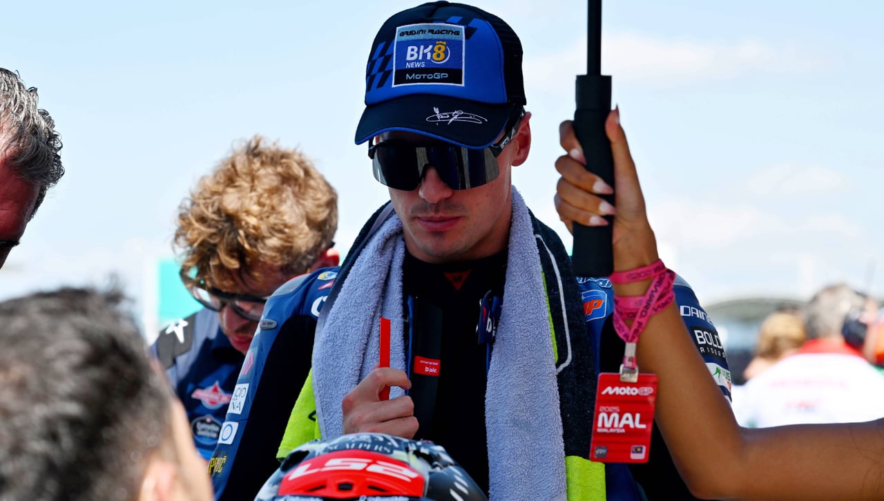 Fermín Aldeguer, el 'rookie' del año, se lleva su primer palo con Ducati