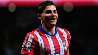 Julián Álvarez, a la par de Luis Suárez