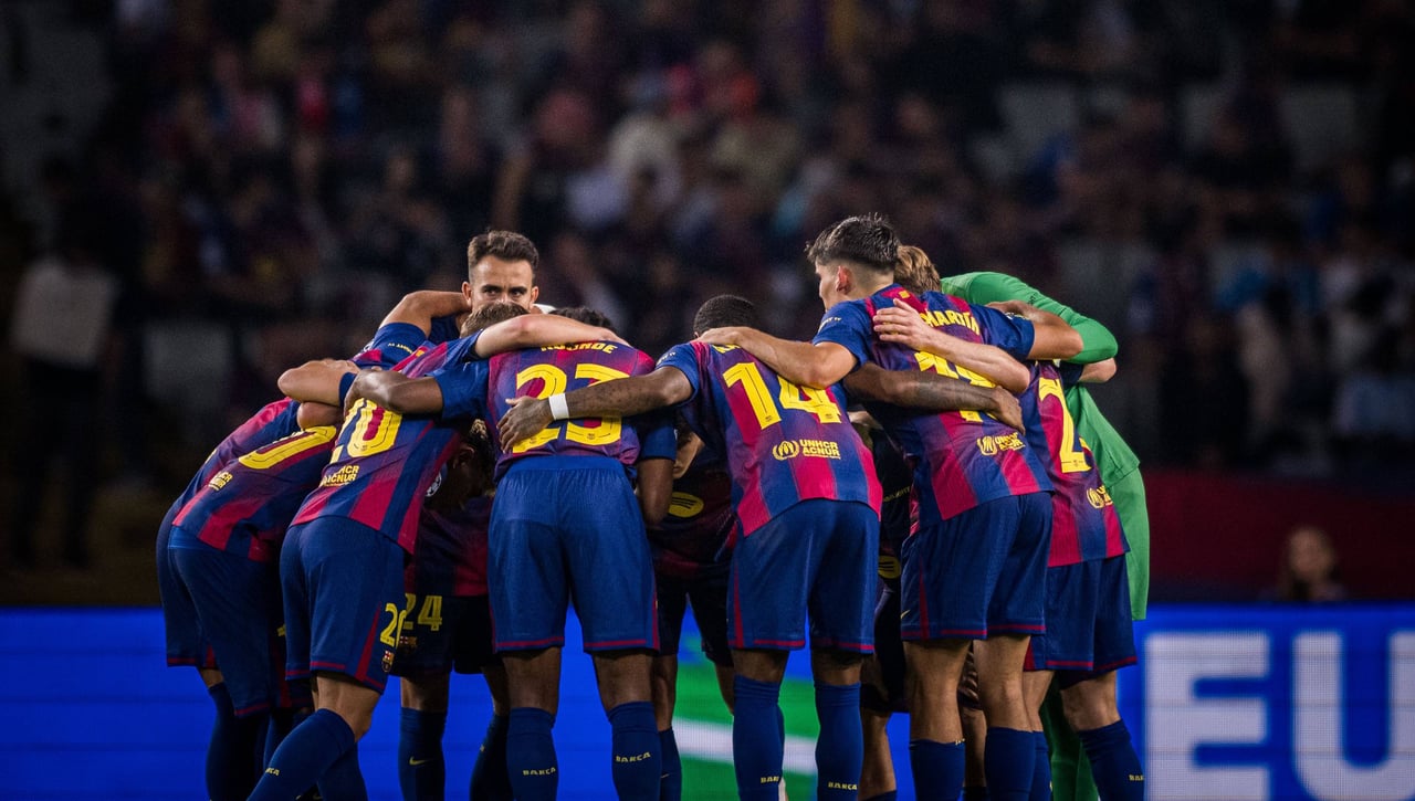 Jugadores y técnicos del Barcelona recriminan a la afición la nula animación recibida en Montjuïc