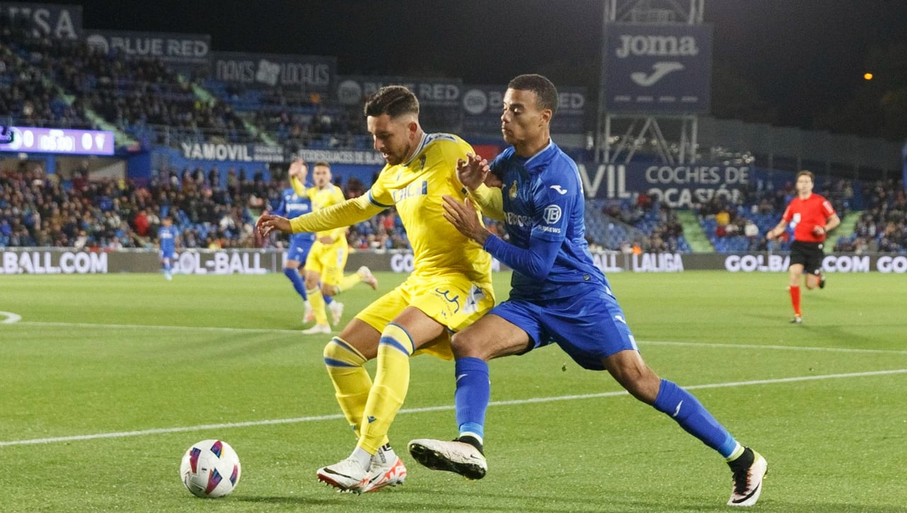 Susto en el entrenamiento del Cádiz con Víctor Chust tras un choque con Chris Ramos