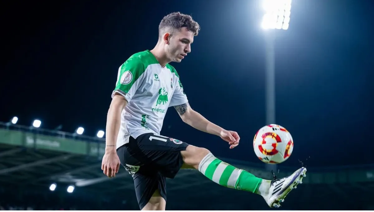 Iñigo Vicente levanta la mano ante los ojos del Athletic