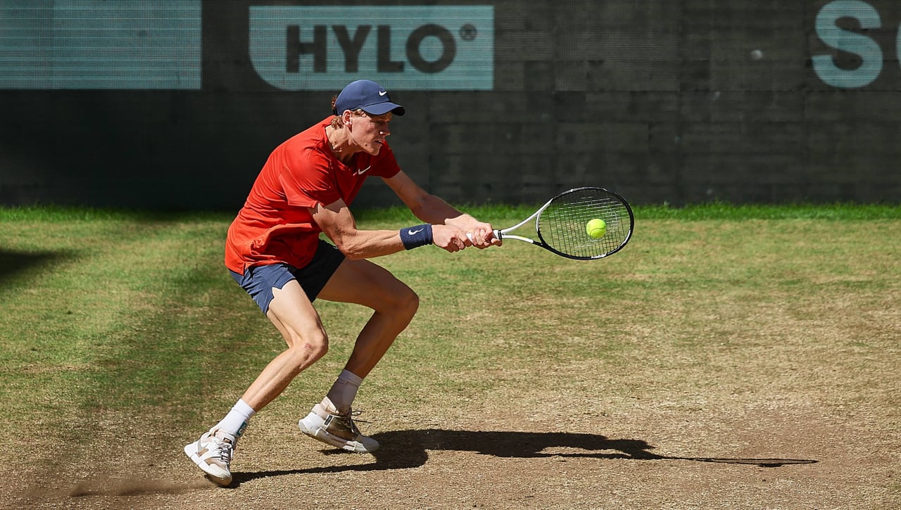 Jannik Sinner se lleva el primer golpe en Halle