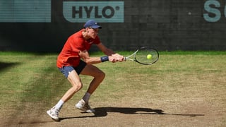 Jannik Sinner se lleva el primer golpe en Halle