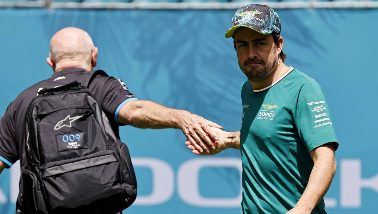 La FIA se lo comunica a Fernando Alonso en Imola