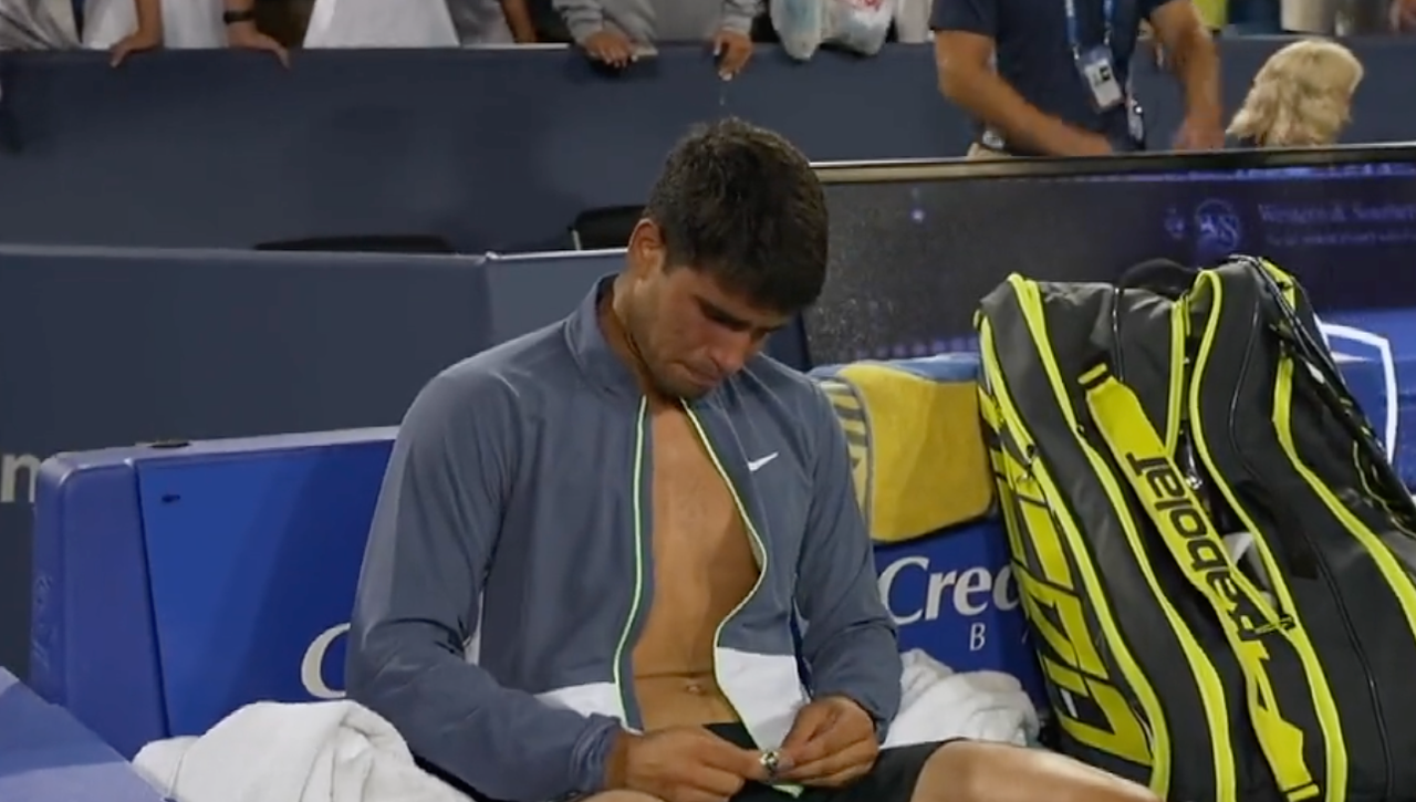 Alcaraz se derrumba tras la derrota vivida ante Djokovic: "Me he puesto un poco emocional en pista”