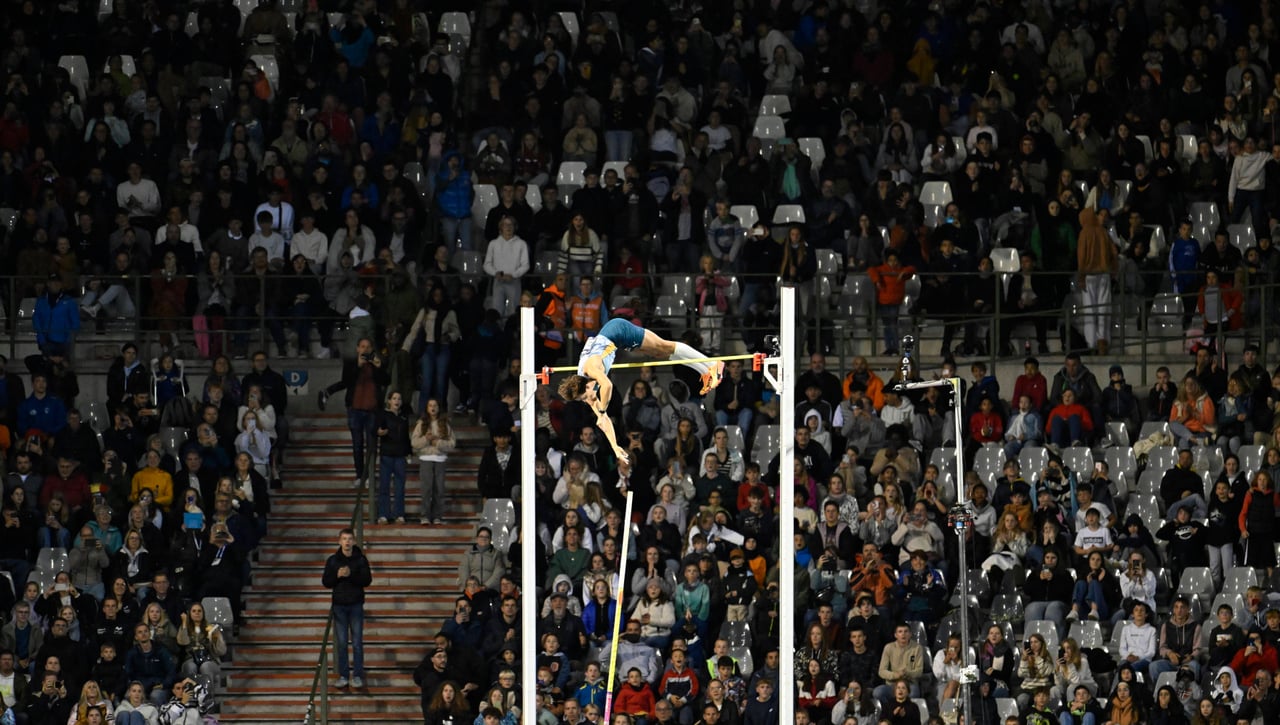 ¿Cuál es el record del mundo de salto con pértiga y quien lo tiene?