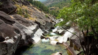 La piscina natural más destacada de España: una joya de aguas cristalinas en plena naturaleza