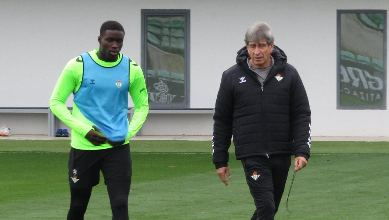 Pellegrini aparta a Nobel Mendy del entrenamiento del Betis para comunicarle algo
