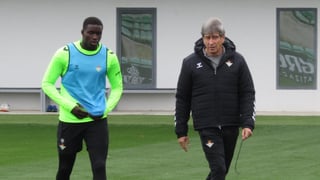 Pellegrini aparta a Nobel Mendy del entrenamiento del Betis para comunicarle algo