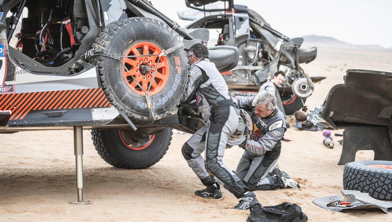 Sainz tira la etapa por salvar a Ekstrom