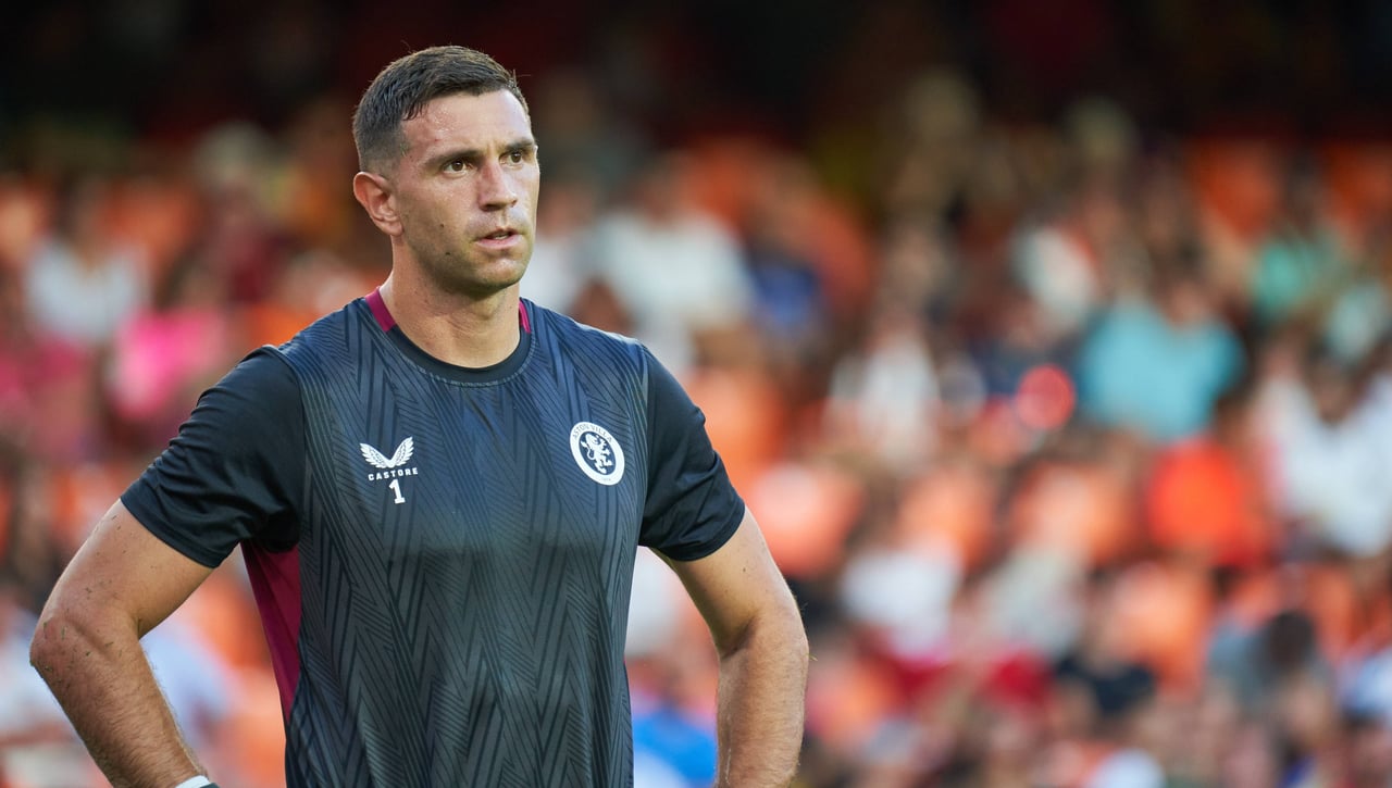 Dibu Martínez celebra su premio Yashin con una 'cantada' descomunal