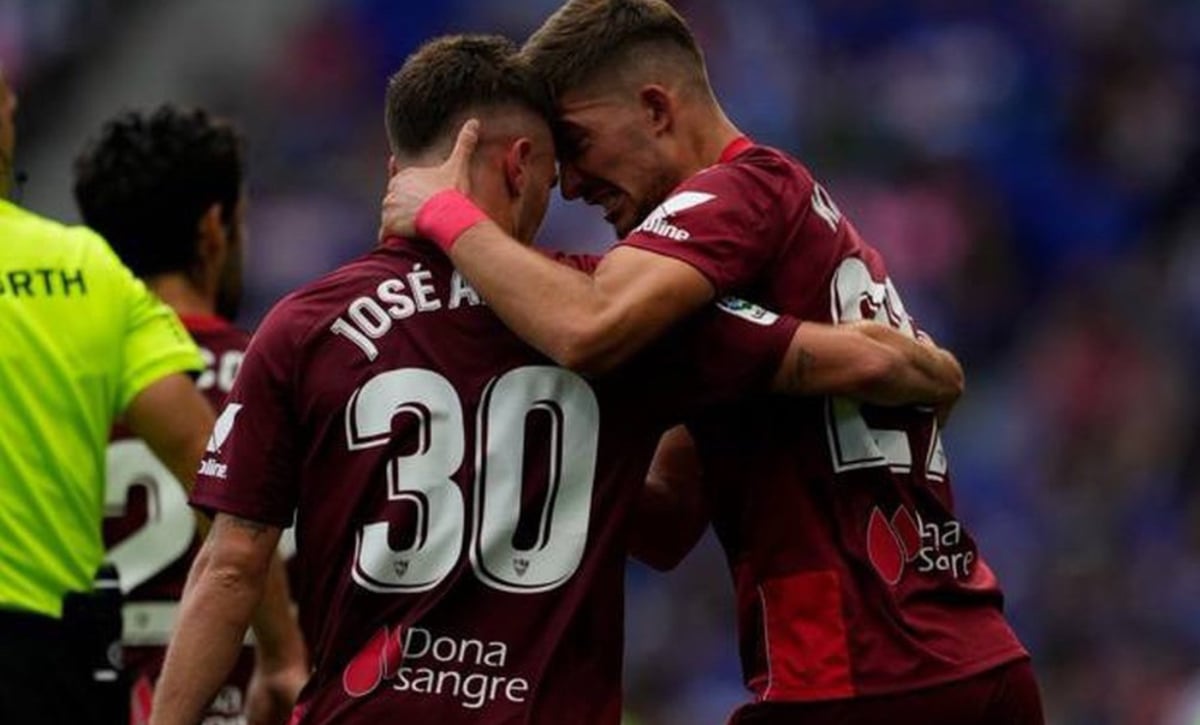 Dos jugadores del Sevilla, en la agenda del Granada