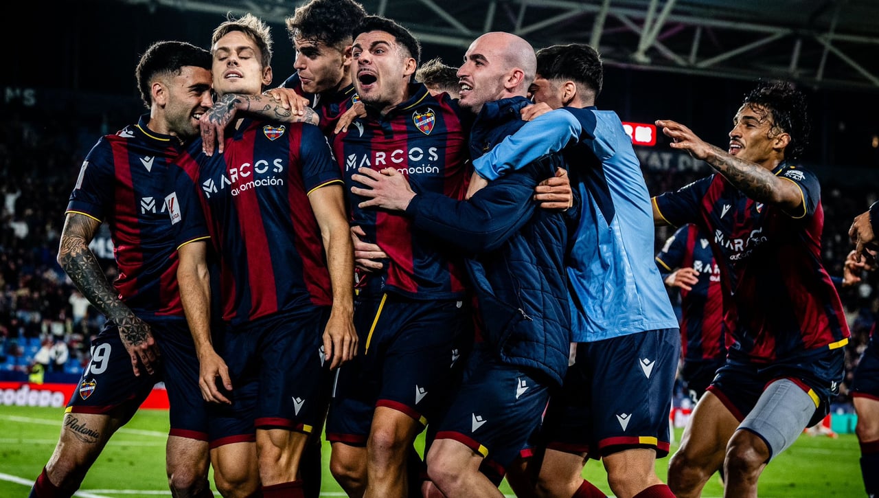 El Ave Fénix sobrevuela el Ciutat de Valencia